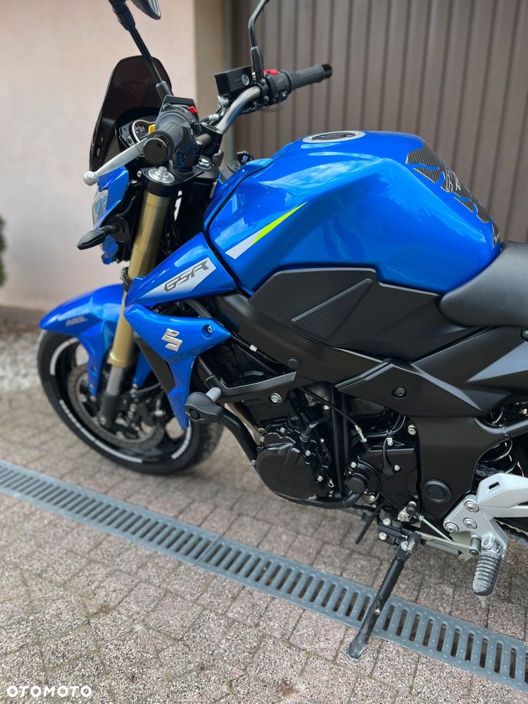 Suzuki GSR - 21