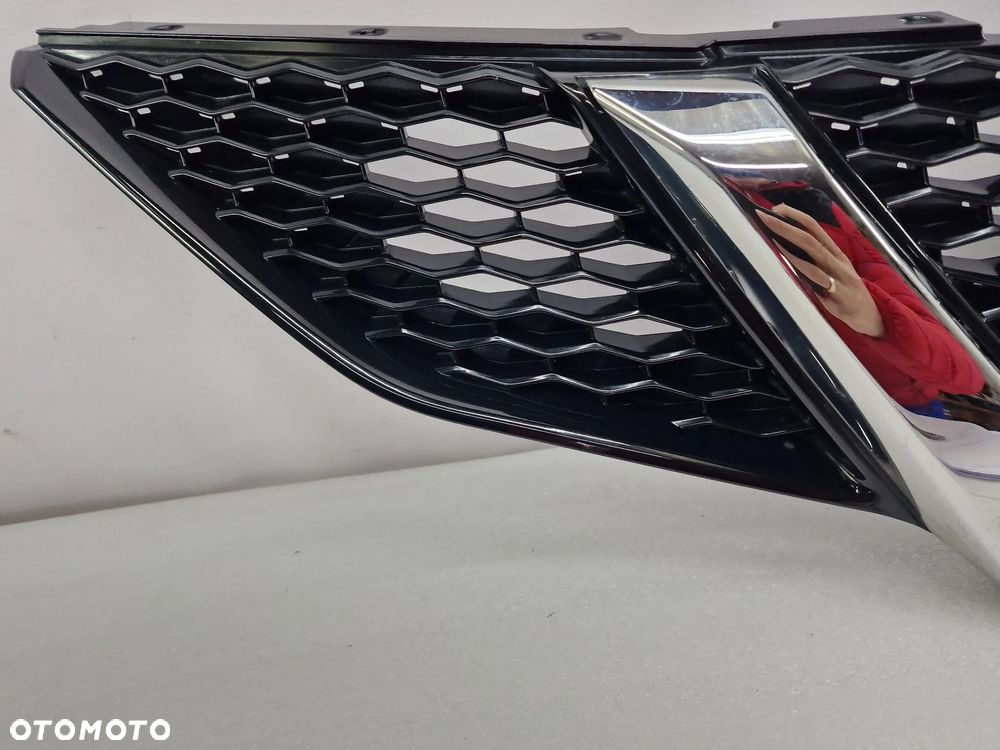 NISSAN QASHQAI J11 ATRAPA / GRILL PRZEDNI PRZÓD NA / POD KAMERĘ , NR 62310-4EA0D / 62310-4EM0D , NR AUKCJI GL265 - 3
