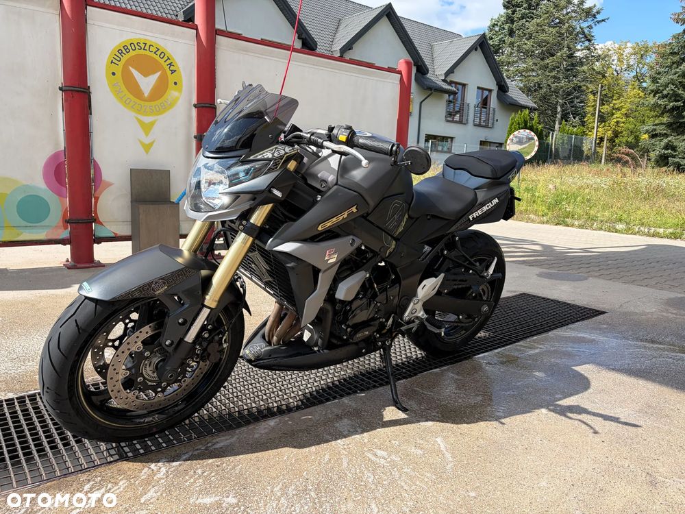 Suzuki GSR - 15