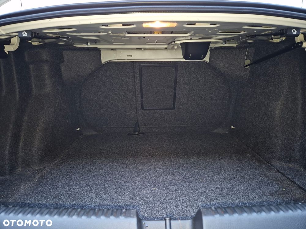 Volkswagen Jetta 1.6 TDI Blue Motion Technology Trendline - 13