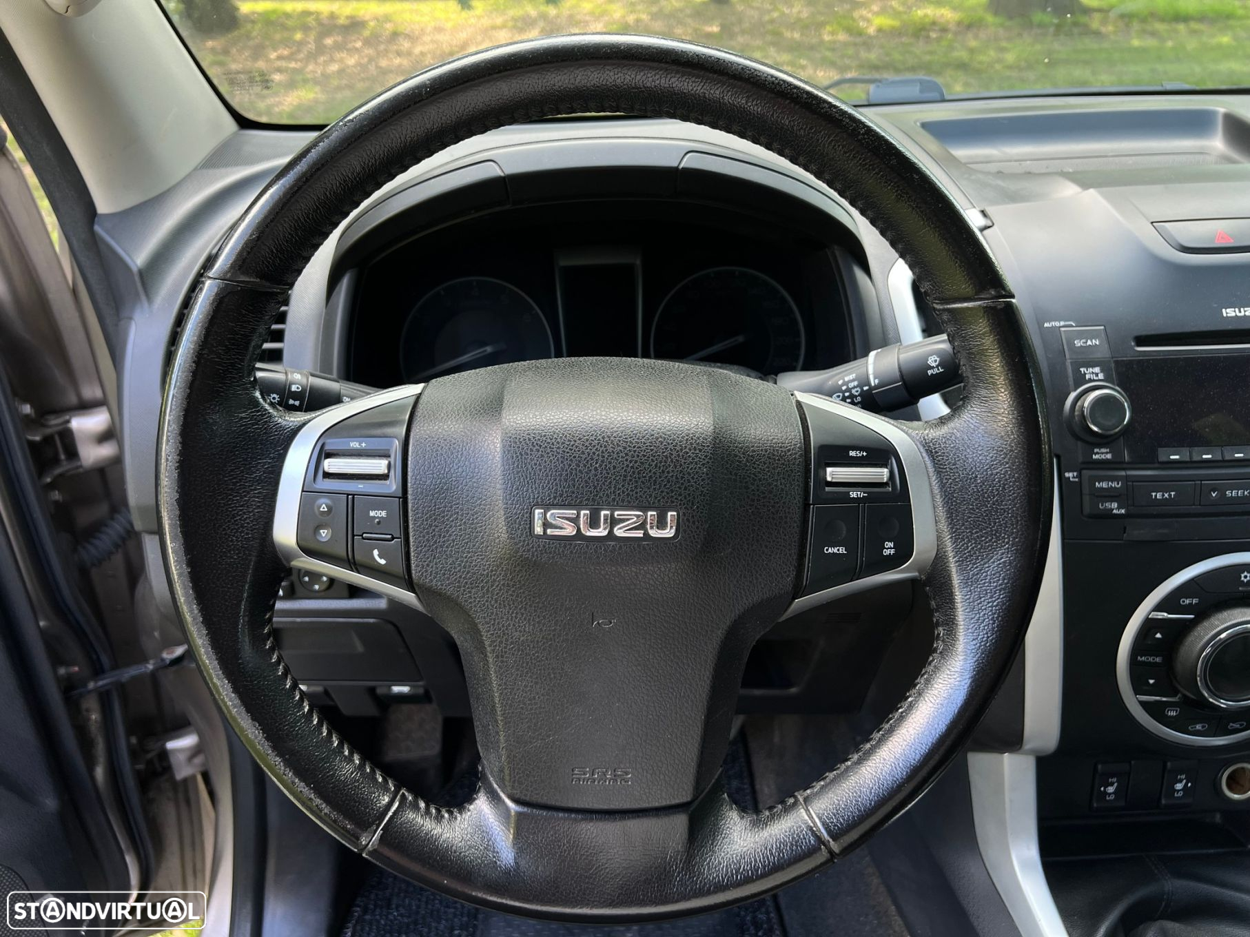 Isuzu D-Max 2.5 DTi CD 4WD LS - 29