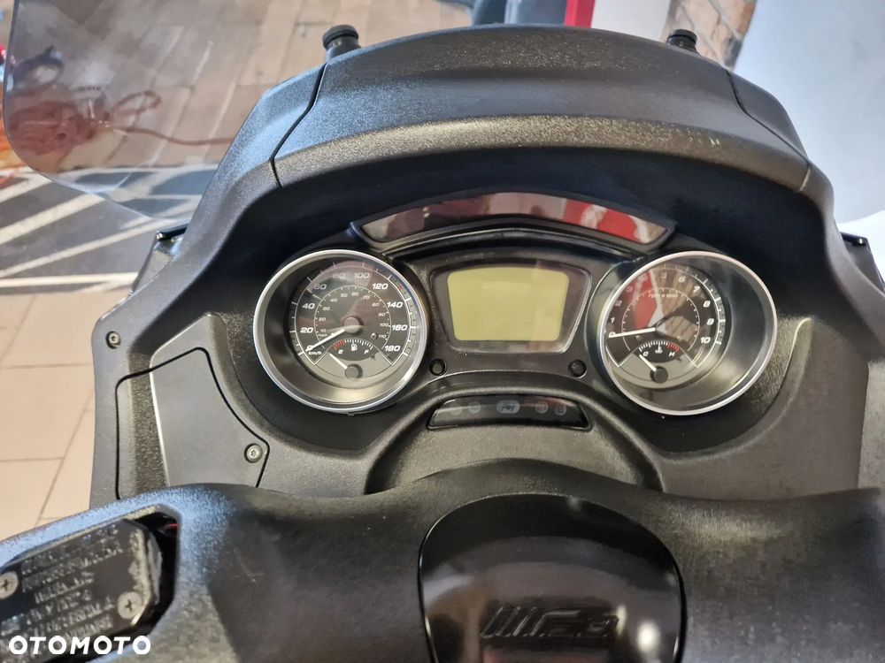 Piaggio MP-3 - 25