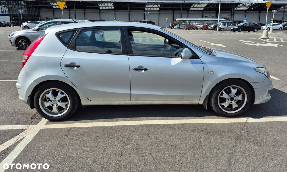 Hyundai i30 1.4 Base + - 3
