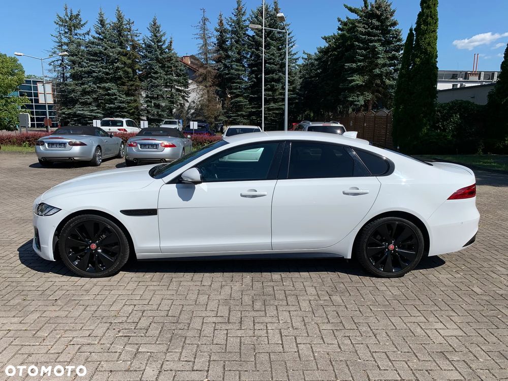 Jaguar XF 2.0 P250 R-Dynamic SE - 9