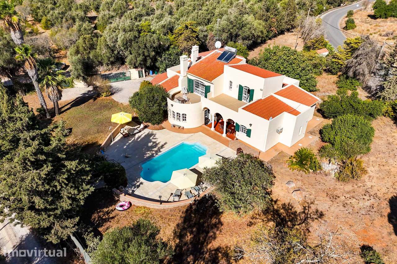 Moradia V4 com Piscina junto ao Amendoeira Golf Resort - Grande imagem: 3/41