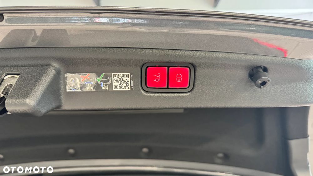 Mercedes-Benz Klasa C 300 e PHEV 4-Matic AMG - 37