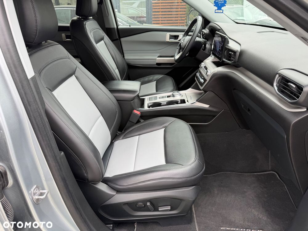 Ford Explorer - 32