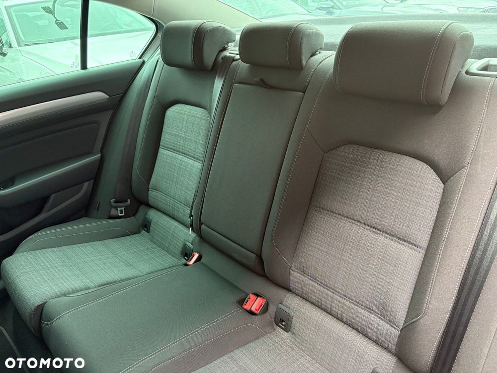 Volkswagen Passat - 13