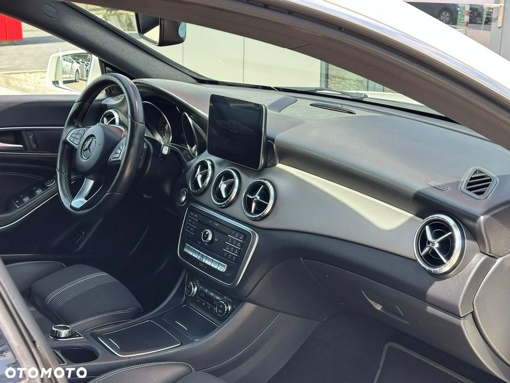 Mercedes-Benz CLA 220 4-Matic Urban - 17