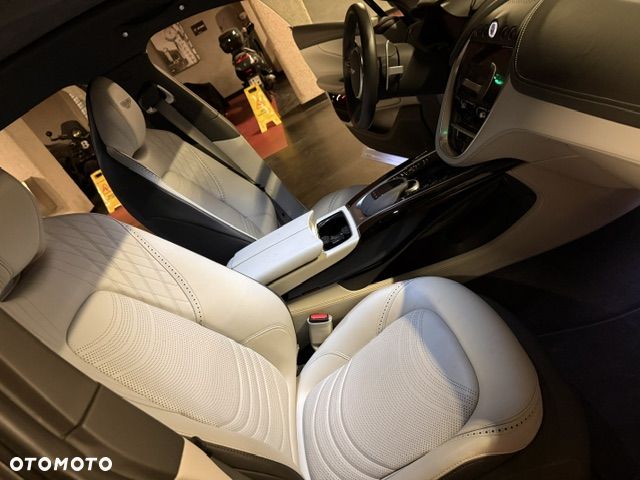 Aston Martin DBX - 16