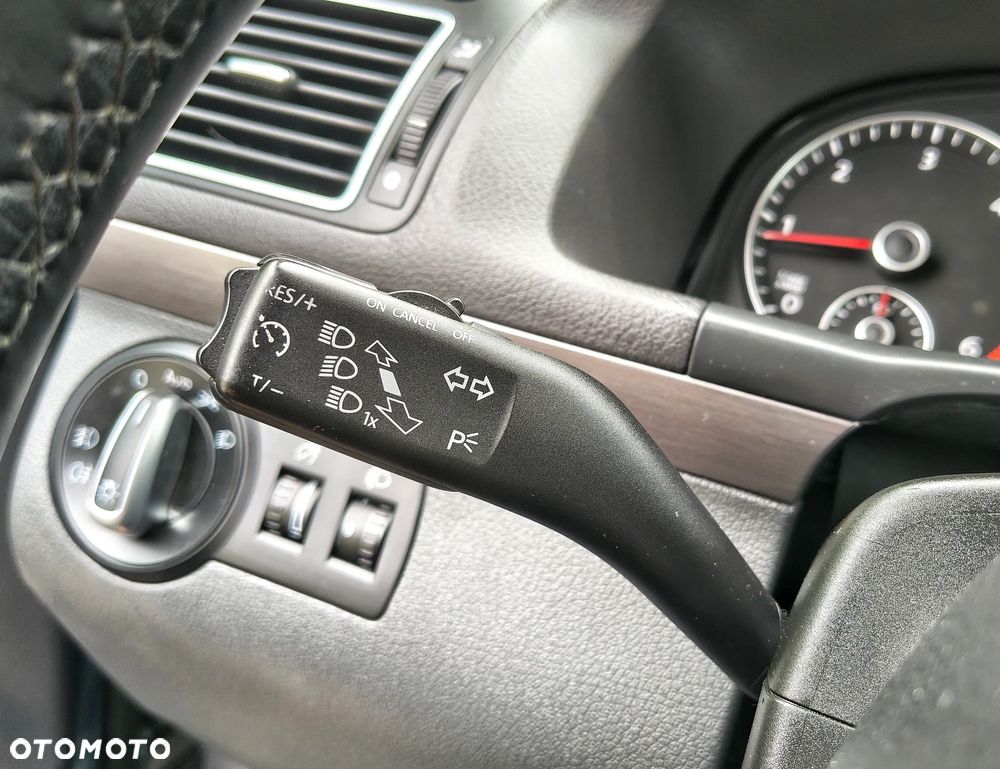 Volkswagen Touran 2.0 TDI DPF Cross - 23