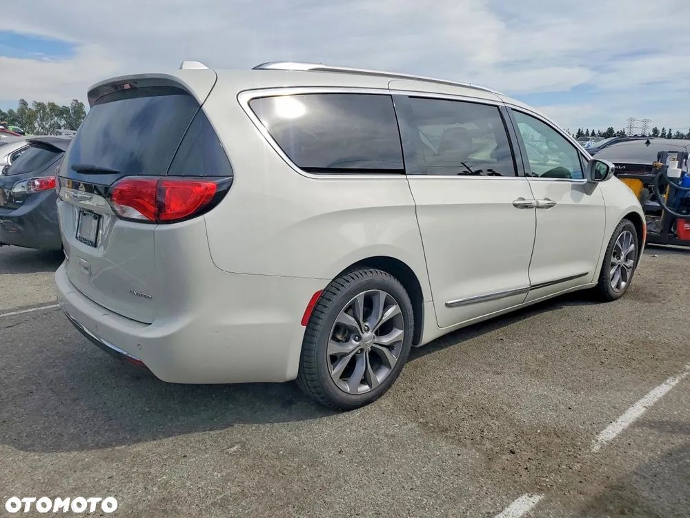 Chrysler Pacifica - 4