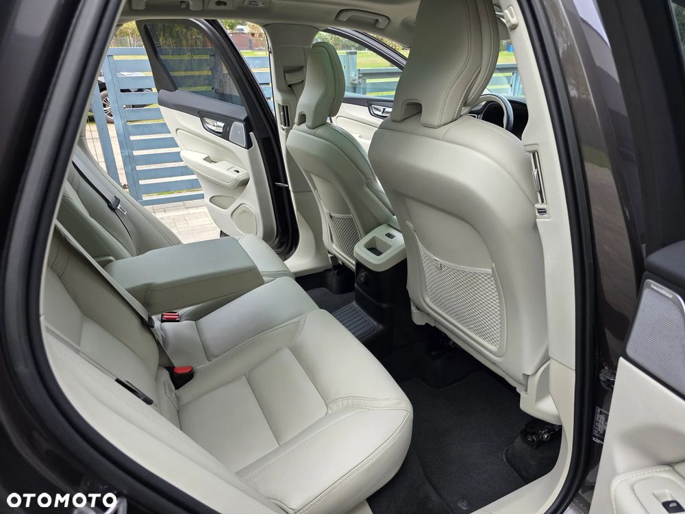 Volvo XC 60 T8 Plug-In Hybrid AWD Ultimate Bright - 9