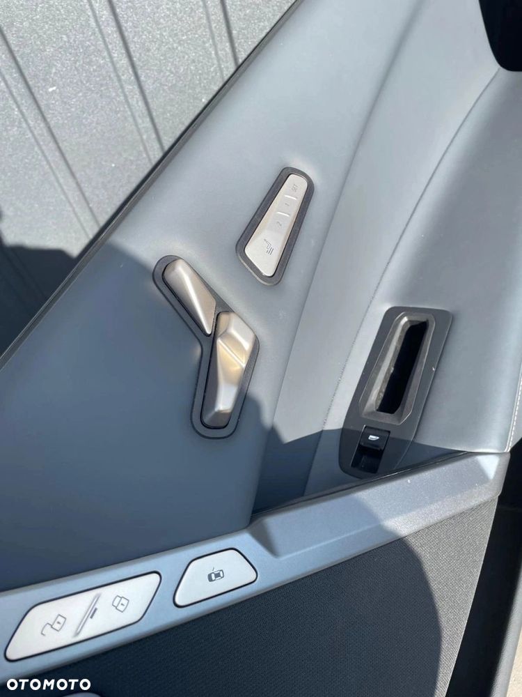 FOTELE TAPICERKA SPORT WENTYLOWANE ELEKTRYCZNE SKÓRA PERFORACJA BMW iX I20 - 7