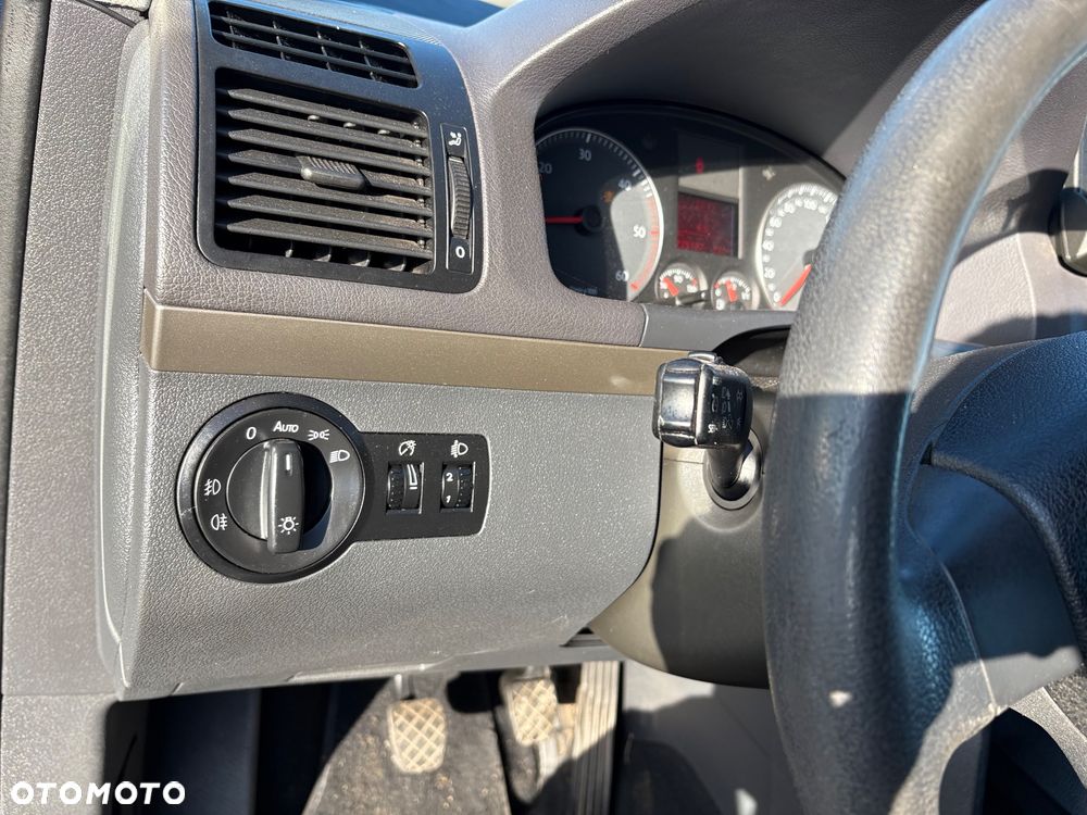 Volkswagen Touran 1.9 TDI Conceptline - 23