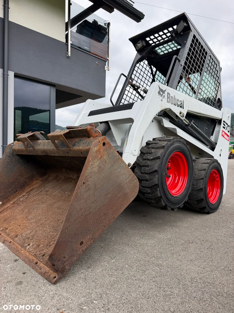 Bobcat S70 Mini-ładowarka 4x4 wózek terenowy. Łyżka! Wyjścia Hydrauliczne pod urządzenia z przodu! 2018 rok prod. 564 MTG. aktualne serwisy DEKRA. Dokumentacja. silnik Kubota 3cyl. Maszyna Jak Nowa z Salonu! Pochodzi z Norweskiego Gospodarstwa! Zero luzów i wycieków. Bardzo mocna i wydajna maszyna o małych gabarytach! Wąska miesci się do najbardziej trudno dostępnych miejsc! Idealna do stajni. OKAZJA TANIO. Szybki i zwinny sprzęt potężna moc - 33