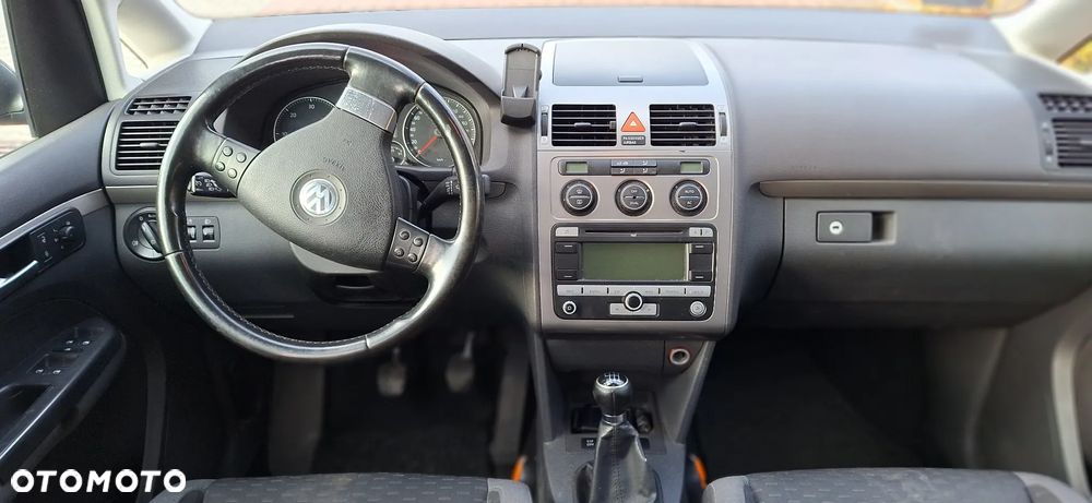 Volkswagen Touran - 10