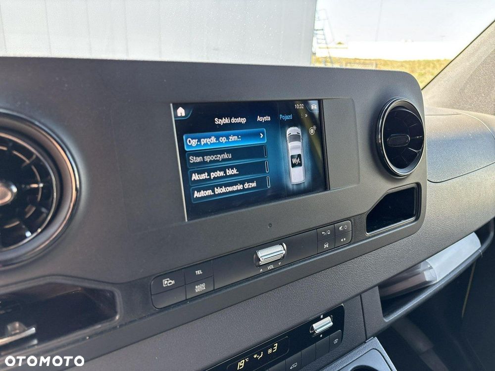 Mercedes-Benz Sprinter - 25