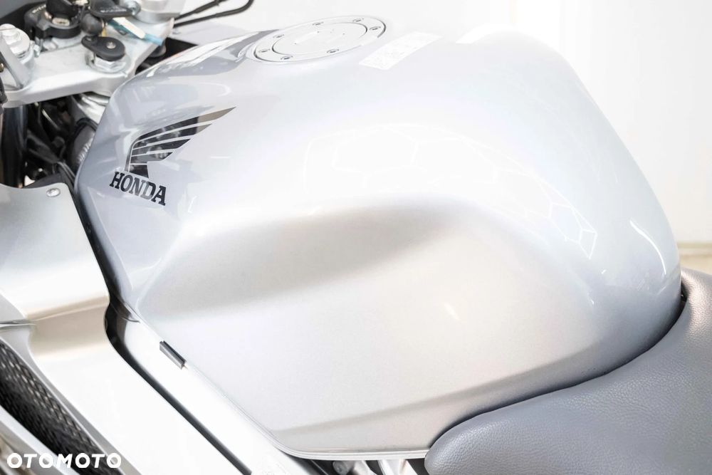 Honda VFR - 25