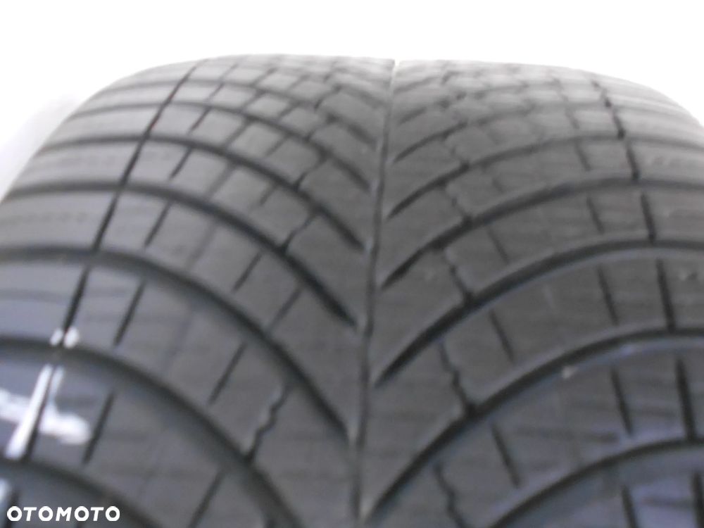 OPONA POJEDYNKA 235/45R17 GOODYEAR VECTOR 4 SEASONS GEN-3 DOT 3320 8MM - 2