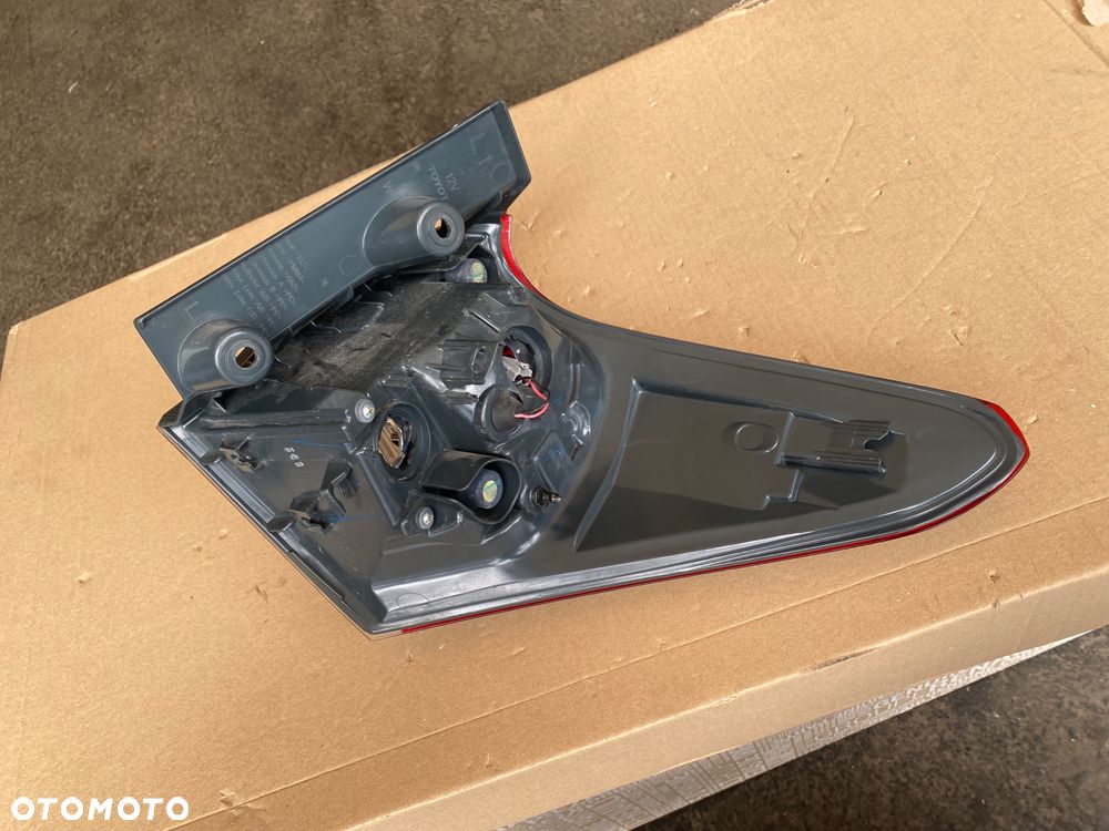 TOYOTA AURIS 2 II LIFT KOMBI LAMPA TYLNA LEWA  EUROPA LEWY TYŁ W BŁOTNIK  Europa W-wa - 10