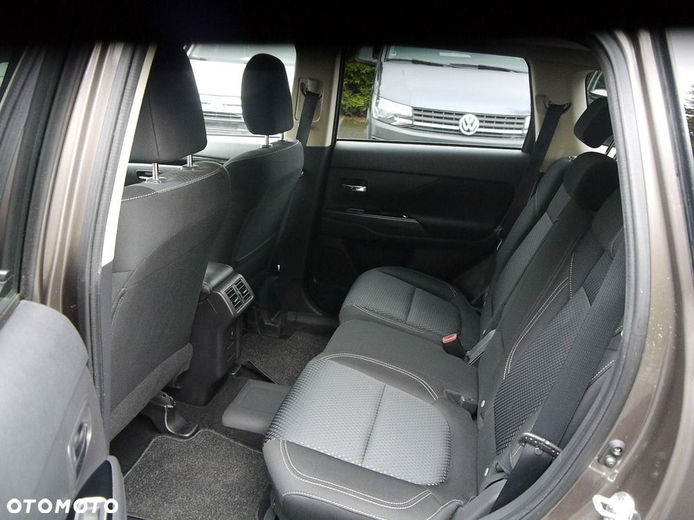 Mitsubishi Outlander - 32