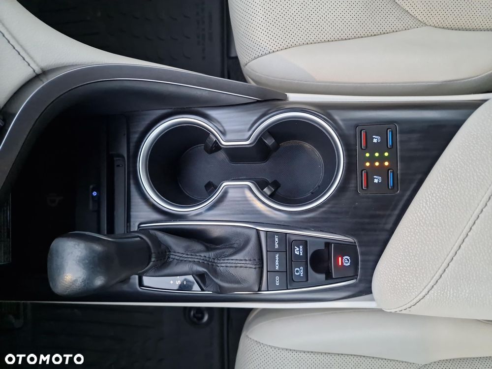 Toyota Camry 2.5 Hybrid Executive CVT - 21