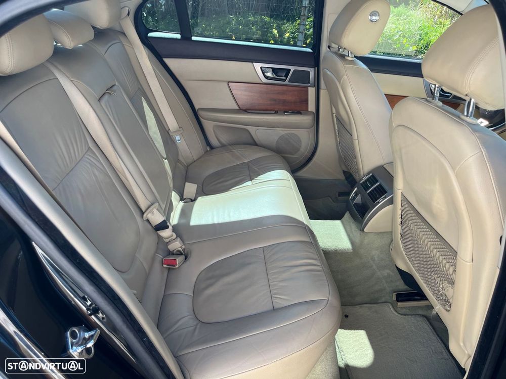 Jaguar XF 3.0 D V6 Premium Luxury - 23