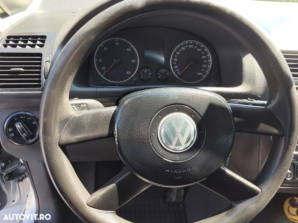 Volkswagen Touran 1.9 TDI Conceptline - 8