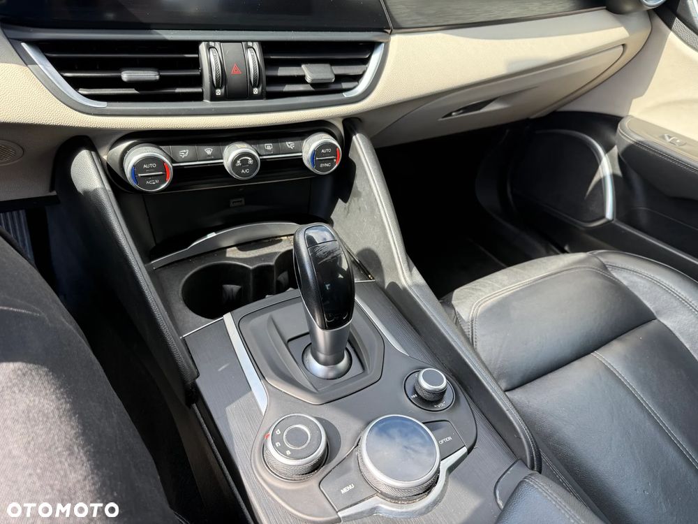 Alfa Romeo Giulia 2.0 Turbo 16V AT8-Q4 Ti - 11