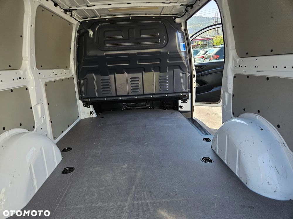 Mercedes-Benz Vito 4matic automat 4x4 erej.04 2023 long klima navi 3osobowy fvat23% - 19