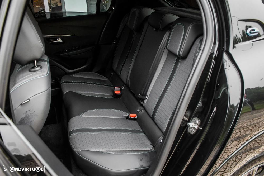 Peugeot e-208 Allure - 28