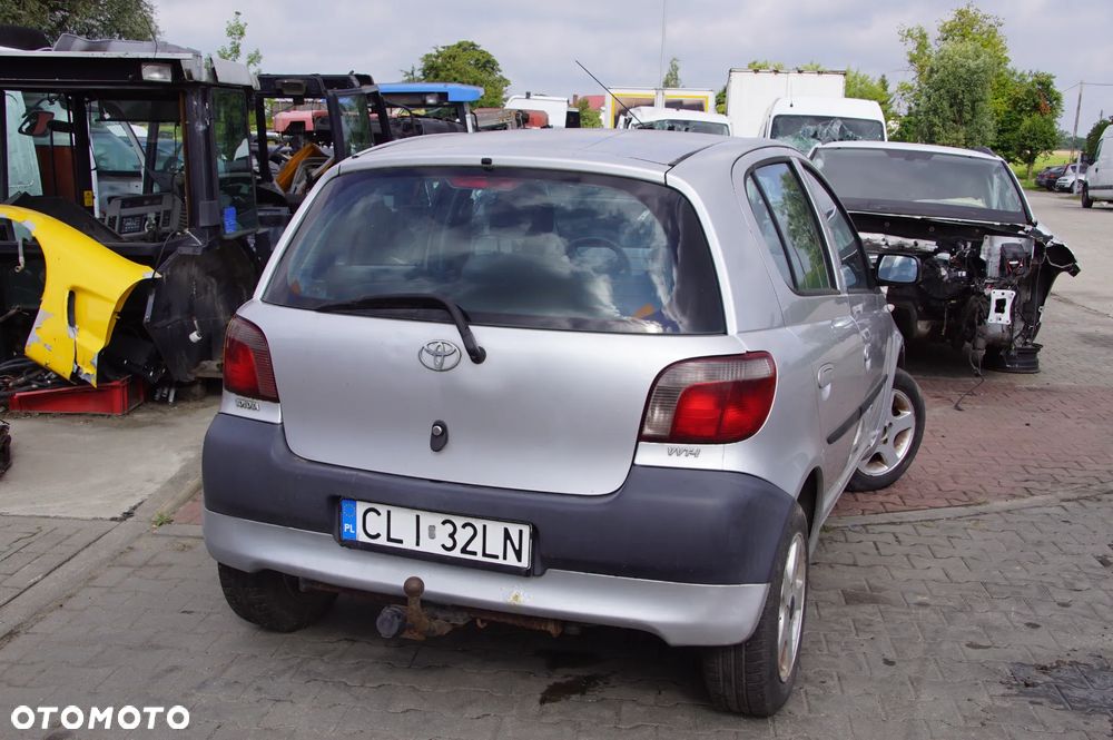 Auto na części - Toyota Yaris I 5D HB 1.0 VVTi 68 KM 1SZ-FE MTM 199 2001R Silnik Skrzynia Zderzak Maska Klapa Drzwi Szyba Klamka Deska Kokpit Sterownik Moduł Wyświetlacz - 4