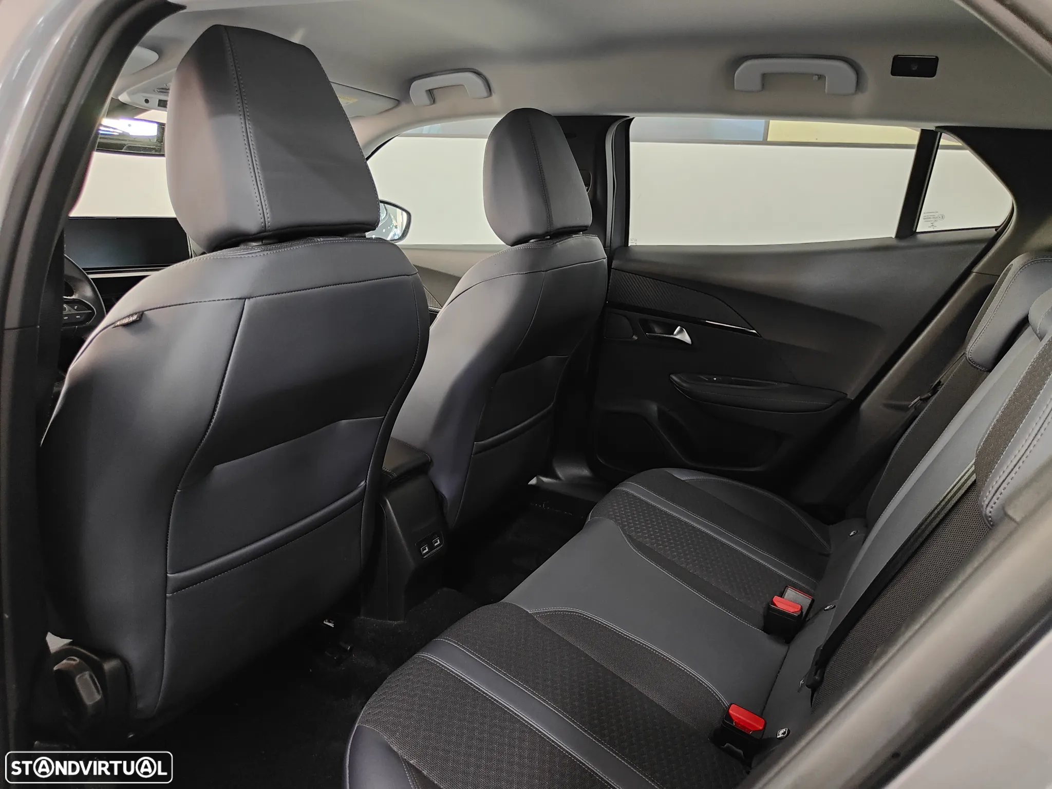 Peugeot 2008 1.2 PureTech Allure EAT8 - 38