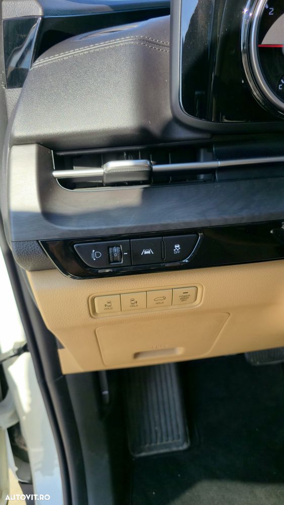 Kia Carnival - 11