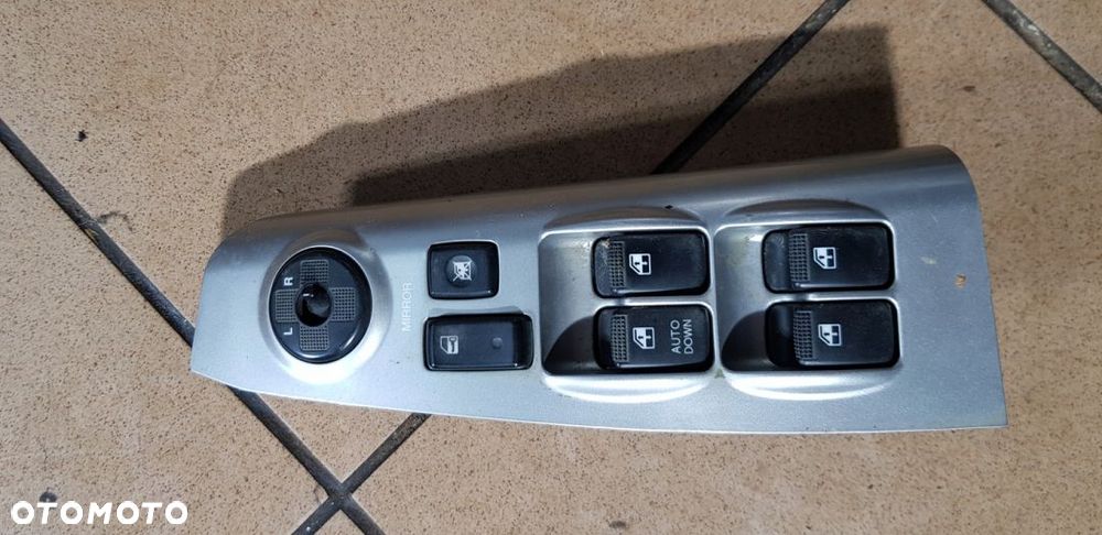 Kia Sportage II Przełącznik Szyb Lewy Przód - 1