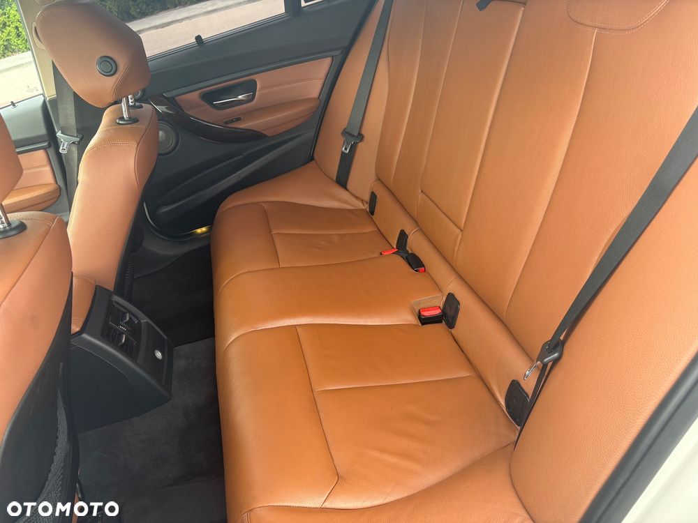 BMW Seria 3 328i Luxury Line - 16