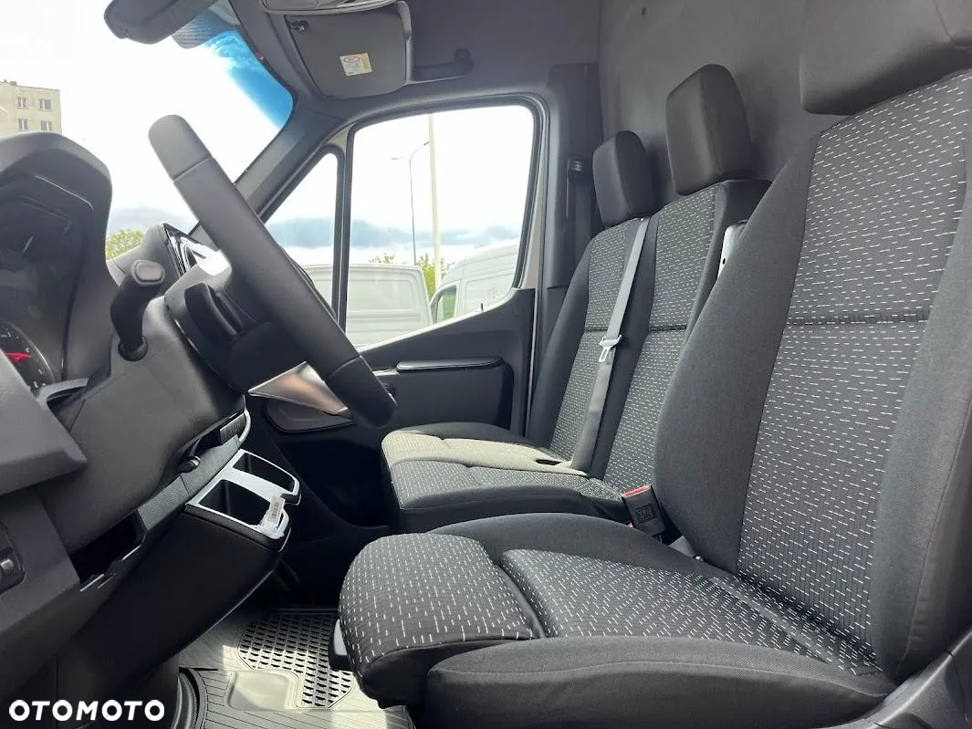 Mercedes-Benz Sprinter - 11