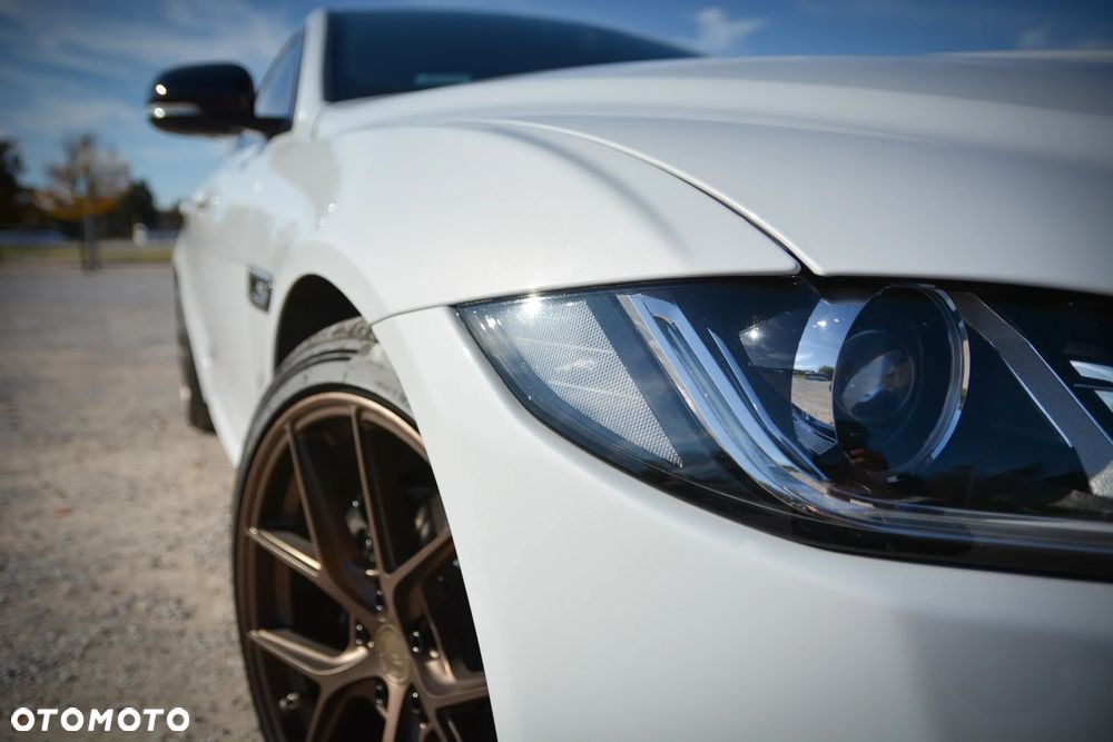 Jaguar XE 2.0 D R-Sport - 5