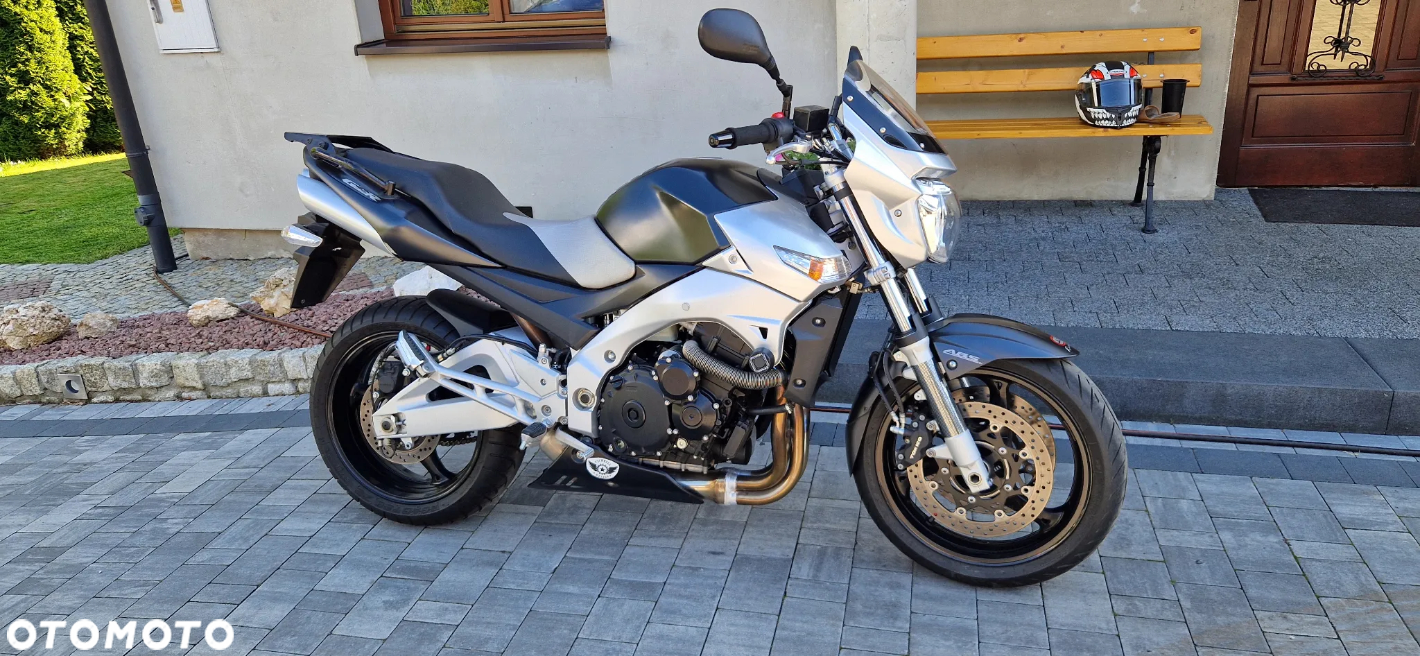 Suzuki GSR - 2