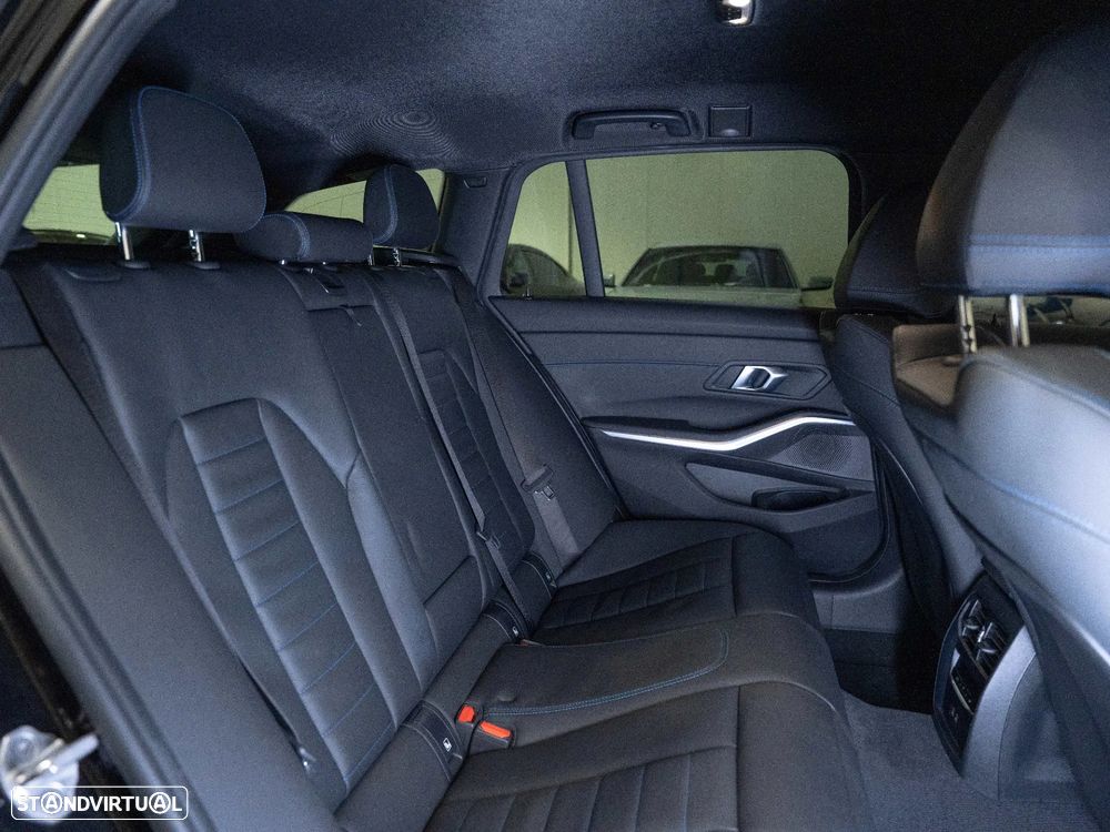 BMW 320 d Pack Desportivo M Auto - 25