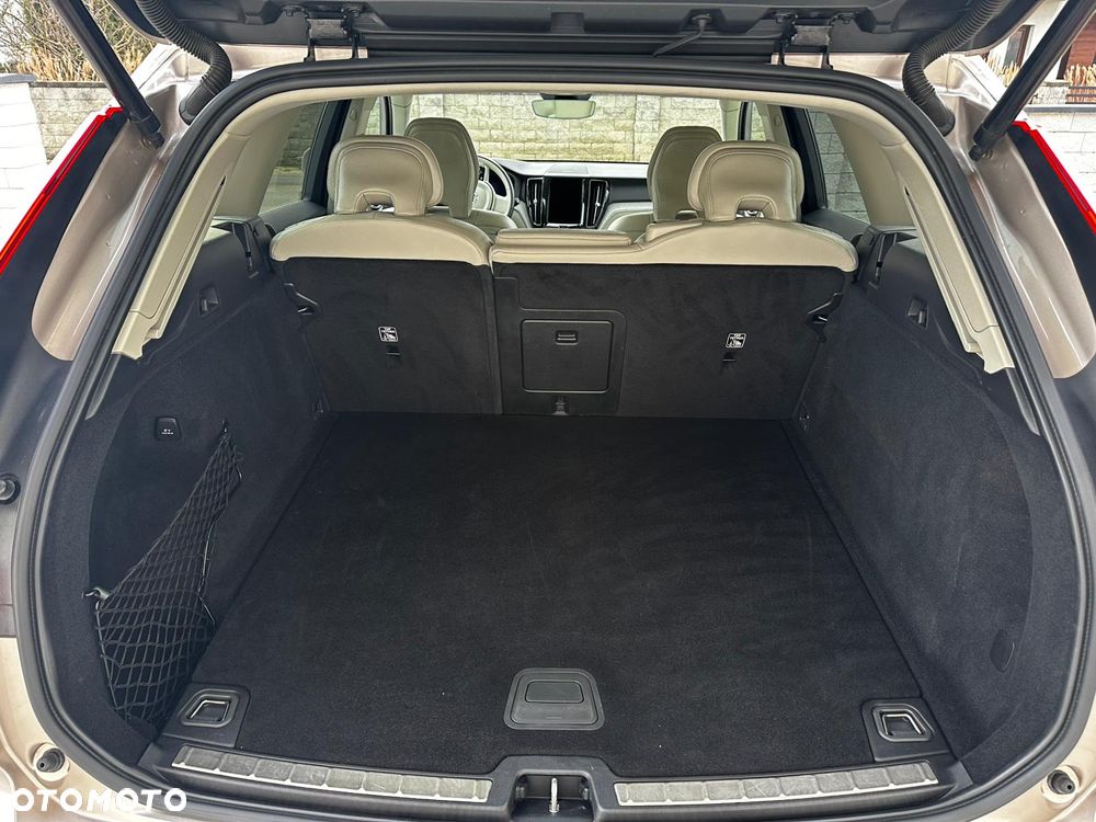 Volvo XC 60 B5 B AWD Plus Bright - 16