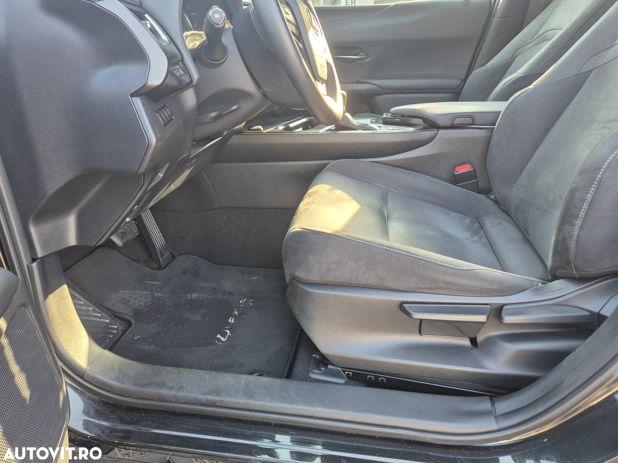 Lexus UX 250h FWD Business - 14