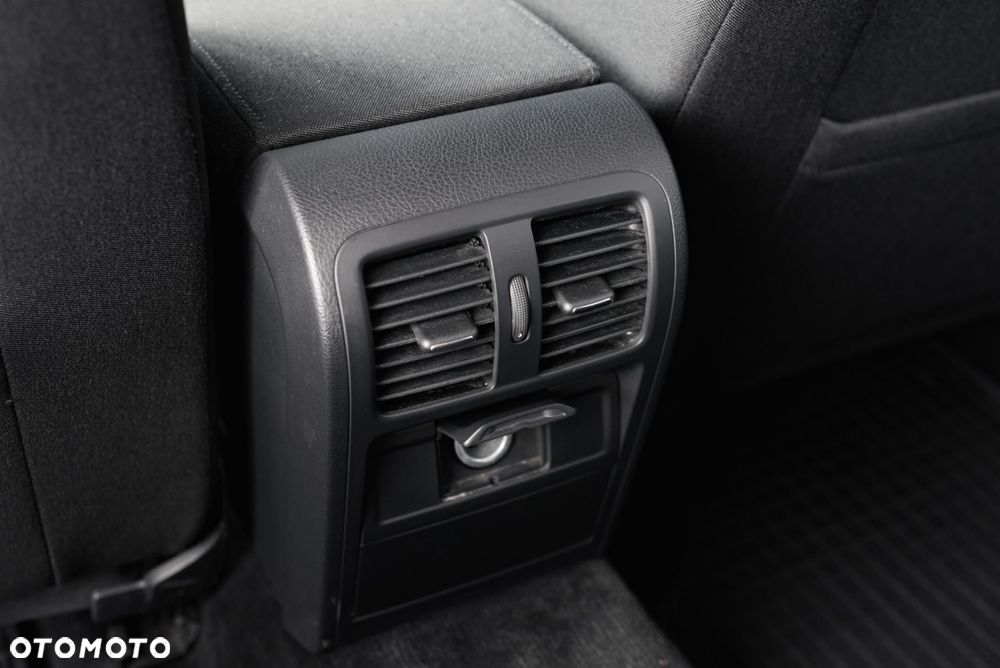 Volkswagen Passat - 36