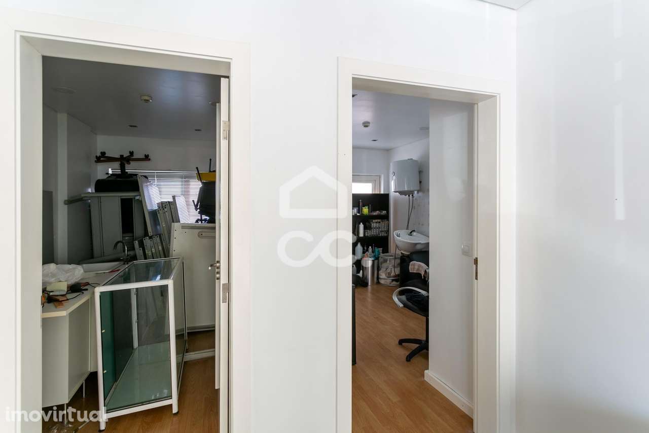 Loja com dois pisos, em Rio de Mouro - Sintra - Grande imagem: 5/18