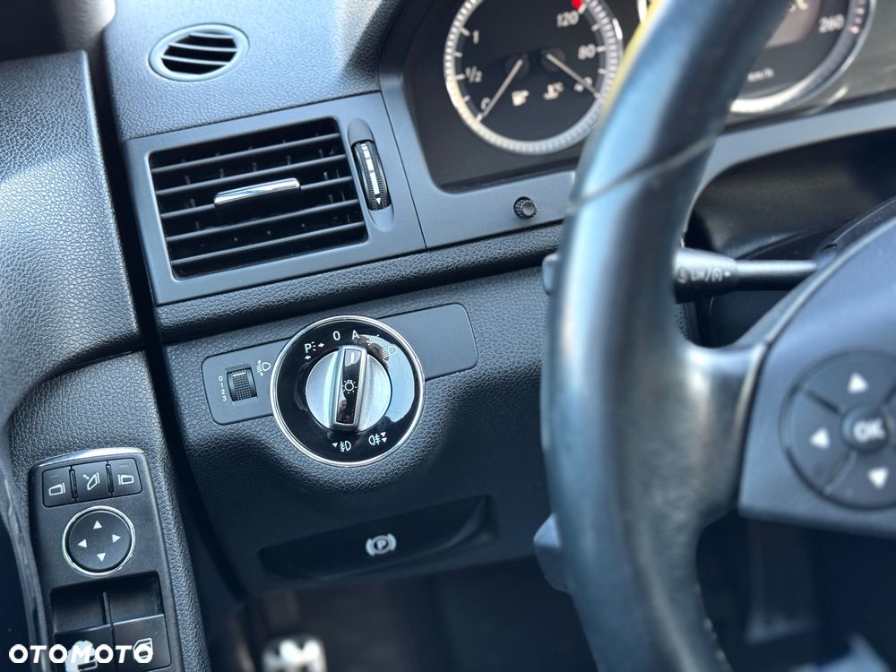 Mercedes-Benz Klasa C 180 CGI Automatik BlueEFFICIENCY Avantgarde - 20