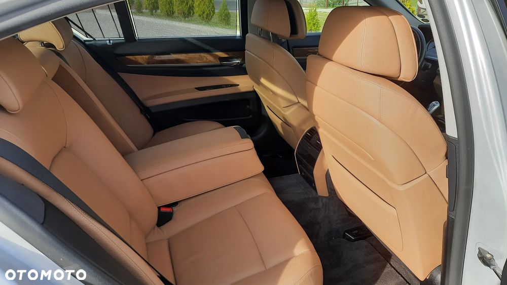BMW Seria 7 750i - 11