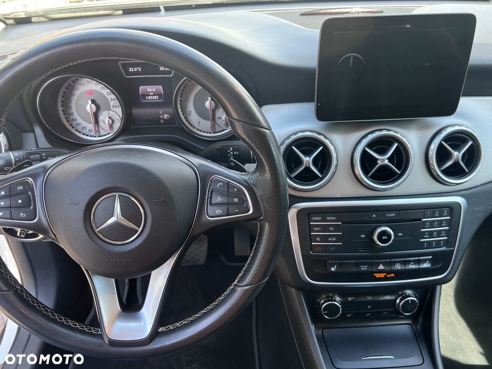 Mercedes-Benz GLA 200 7G-DCT StreetStyle - 36