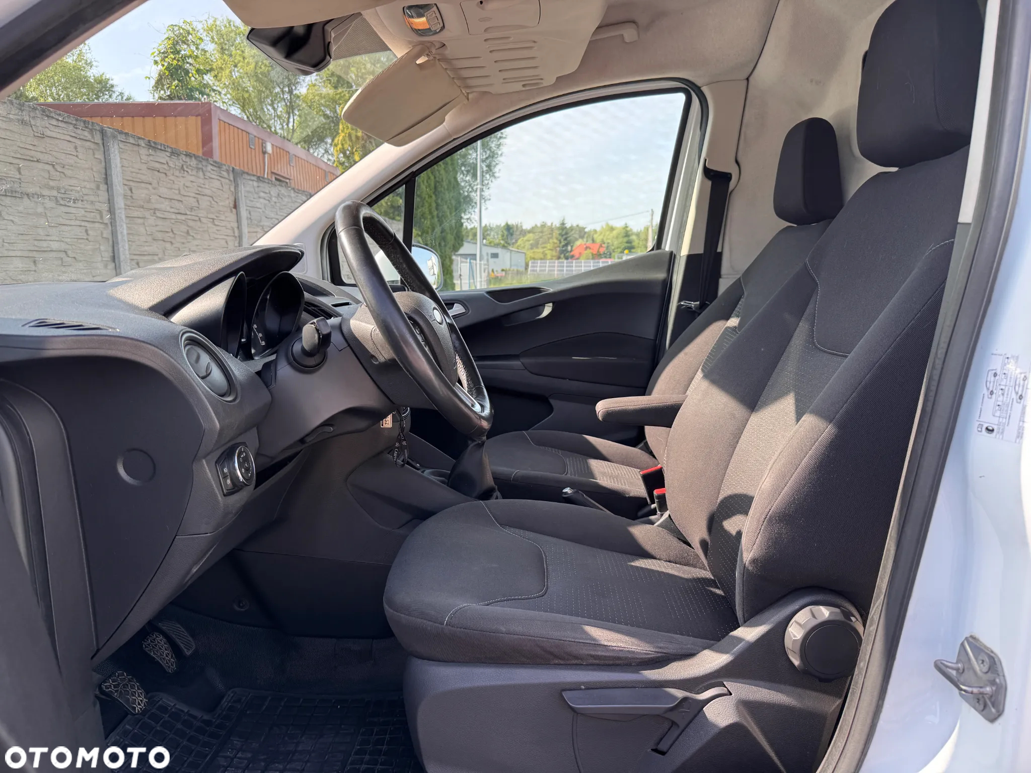Ford Transit Courier - 11