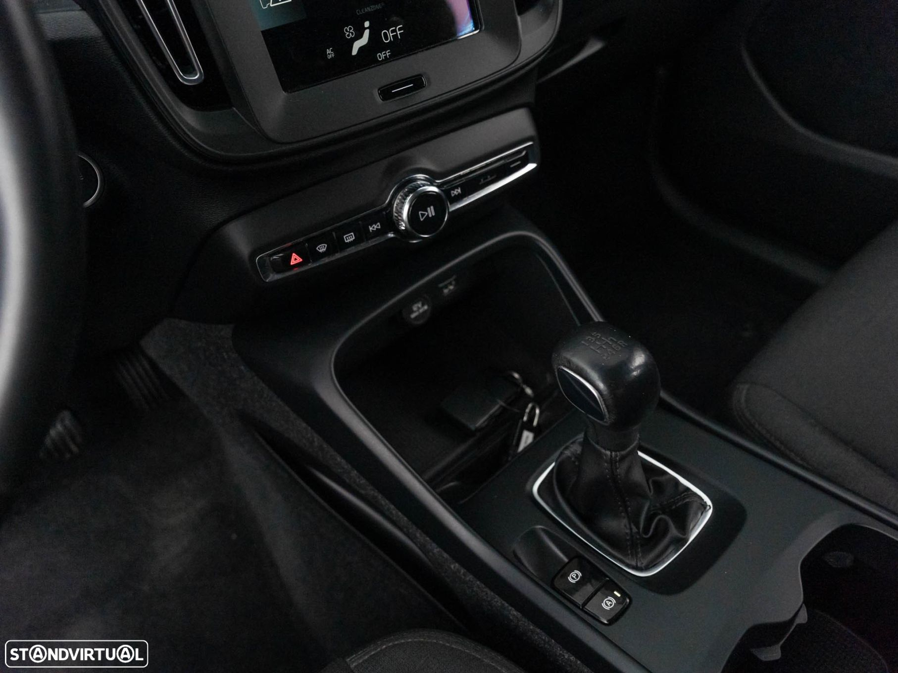 Volvo XC 40 1.5 T2 Momentum - 24
